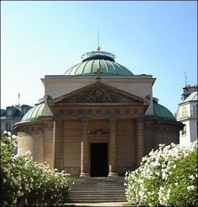 Marie-Antoinette est inhumée avec la tête entre les jambes dans la fosse commune de la Madeleine, rue d'Anjou-Saint-Honoré le 16 octobre 1793.
