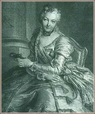 À son arrivée en France, le roi Louis XV lui donne la princesse de Lamballe pour première dame d'honneur.