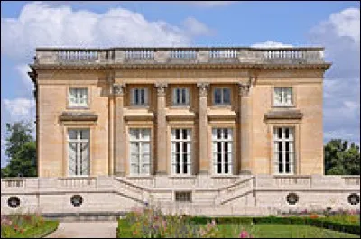 Pour plaire à sa femme, Louis XVI lui construit le Petit Trianon en 1775.
