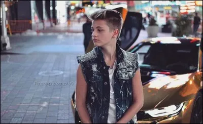 Dans quel pays habite-t-il ?