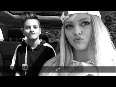 Comment se prénomme la fille qui est avec lui sur cette photo ?