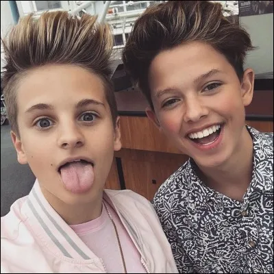 Comment se prénomme le garçon qui est avec Mark ?