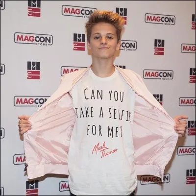 Comment s'appelle sa première chanson ?