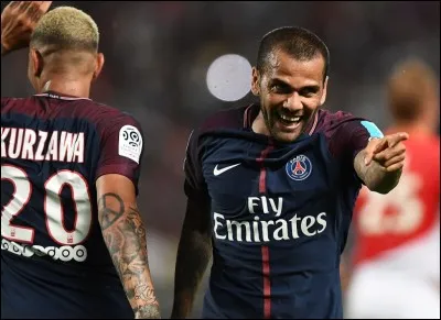 Quel numéro porte Daniel Alves au PSG ?