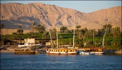 Je suis située sur la rive est du Nil. Dans mon pays, dans l'Antiquité les pharaons régnaient et faisaient ériger des pyramides pour leurs tombeaux. Je suis...