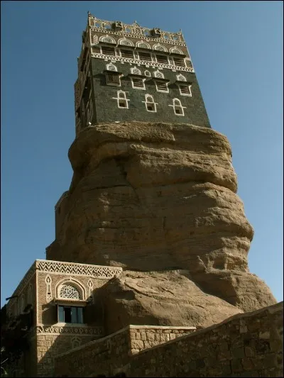 Mon pays est actuellement frappé par une épidémie de choléra, juillet 2017. Il est un exportateur de pétrole (31e mondial selon l'EIA et l'OPEP). Je suis perchée à 2 250 mètres d'altitude. Je me trouve dans la péninsule arabique. Un palais nommé Dhar Al-Hajjar est un de mes principaux monuments. Je suis...