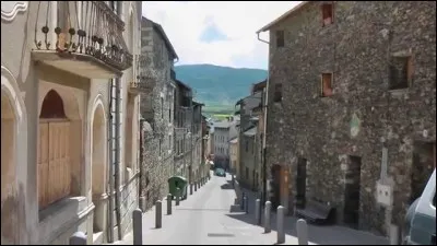 Dans quel pays l'enclave espagnole de Llívia se trouve-t-elle ?