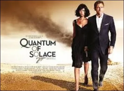2008 : ''Quantum of Solace'' débute avec la chanson ''Another Way to Die'' . Pour la première fois, c'est un duo qui la chante : Alicia Keys et Jack White. Quelle chanteuse, décédée en 2011, aurait dû l'interpréter mais en fut empêchée à cause de son état général ?