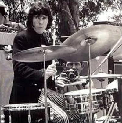 John Densmore est le batteur des :
