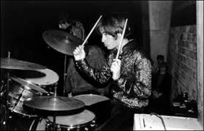 Jim McCarty est le batteur des :