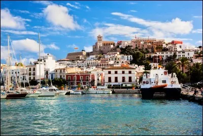 À quel pays l'île Ibiza appartient-elle ?