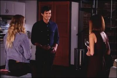 Que fait celle-ci pour A.D ?