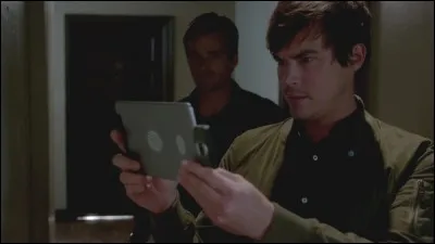 Où Caleb et Ezra trouvent-ils le Board Game ?