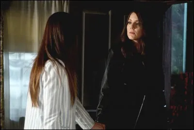 Qu'est-ce que fait Mary Drake à la fin de l'épisode ?