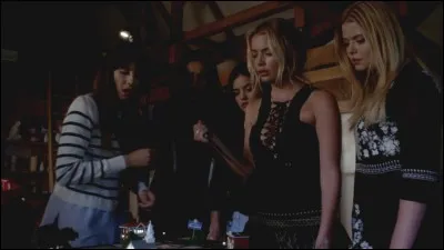 Avec quoi les Liars sont-elles menacées à la fin de l'épisode ? (2 bonnes réponses)