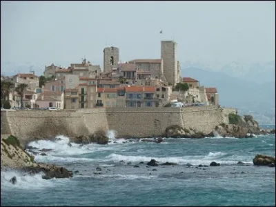 Dans quel département se situe Antibes ?