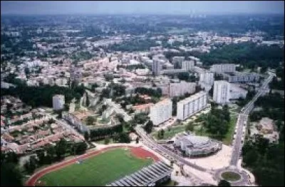 À côté de quelle grande ville Mérignac se situe-t-elle ?