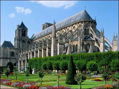 Bourges a moins de 50 000 habitants. Vrai ou faux ?