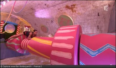 Dans quelle épreuve doit-on suivre un parcours sur des cylindres ?