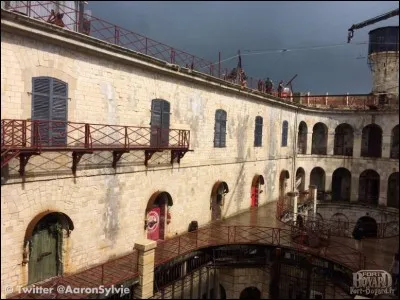 Comment est appelée l'épreuve qui consiste à sauter à l'élastique de plus de 25m de hauteur ?