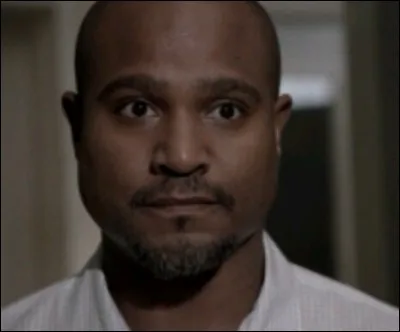 Quel est le nom du vétérinaire employant Scott ?