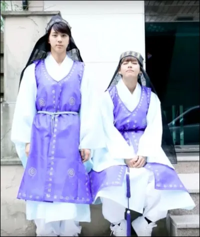 Dans quelle vidéo Suga porte-t-il ce costume ?