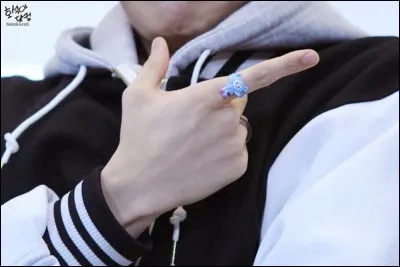 À qui appartient ce doigt ?