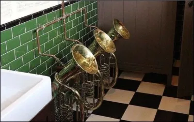 Toilette musical ! De quel artiste le titre "There's nothing holding me back" est-il ?