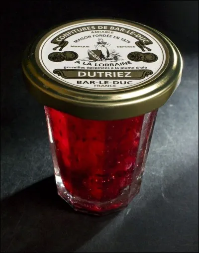La confiture de groseilles de Bar-le-Duc composée de groseilles blanches et rouges sont épépinées à la plume :