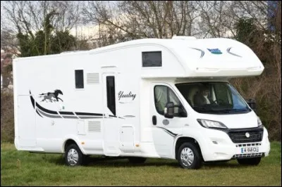 Comment s'appelle l'endroit qui possède un couchage au-dessus de la cabine d'un camping-car ?