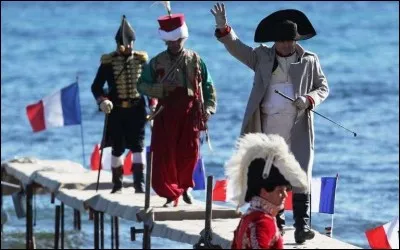 En 1814, quel navire anglais emmena Napoléon en exil vers l'île d'Elbe?