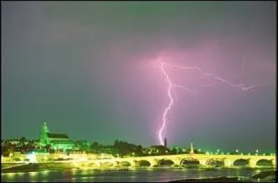 Lors d'un orage, dans quel cas un éclair est-il rouge ?