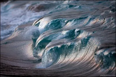 Retour tumultueux des vagues sur elles-mêmes.