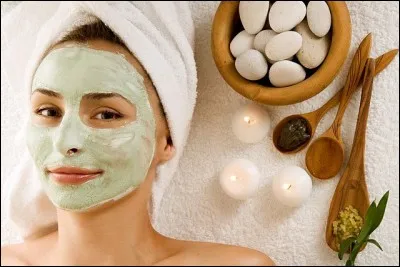 Cette femme aime prendre soin de son "visage".