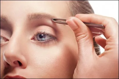 S'&eacute;piler les "sourcils" n'est pas toujours une t&acirc;che facile.