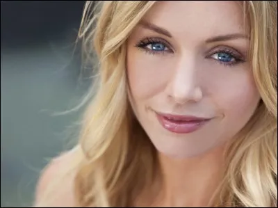 Elle a de beaux "cheveux" blonds.