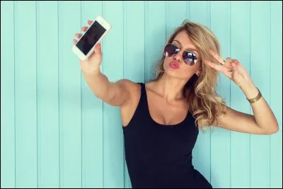 Certaines filles aiment faire des selfies avec une "bouche" de canard.