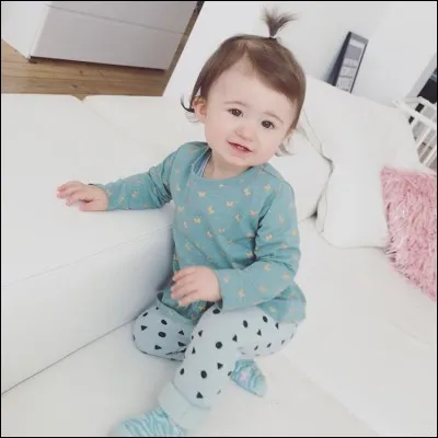 La petite a-t-elle plus de 3 ans (août 2017) ?