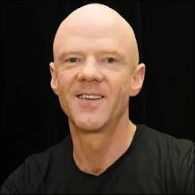 C'est un chanteur &agrave; la voix aigu&euml;, populaire dans les ann&eacute;es 80. Il s'agit de...