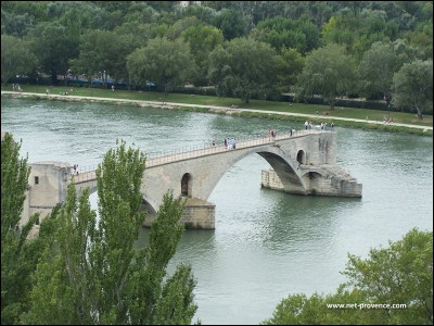 Si je marche sur le Pont St Bénézet, dans quelle ville suis-je ?
