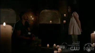 Que dit Marcel à Hope pour éviter qu'elle ne le voie et ne l'entende tuer les méchants ?