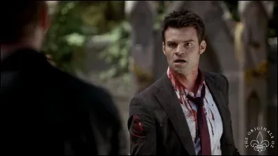 Que fait Elijah dans le fast-food avant de revoir Rebekah et Hope ?