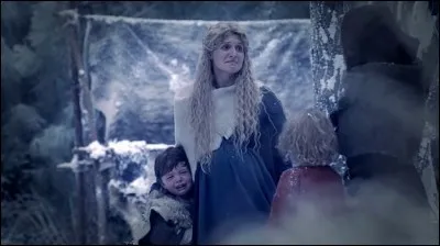 De quoi Esther menace-t-elle sa sur si elle lui enlève sa première-née Freya ?