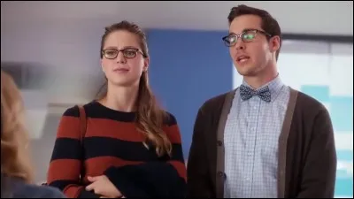 Que fait Mon-El à Kara en se réveillant ?