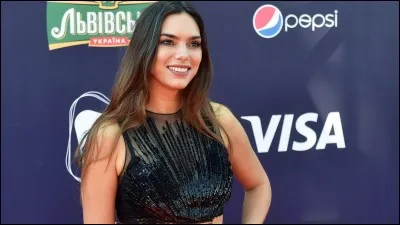 Cite le nom de son premier album.