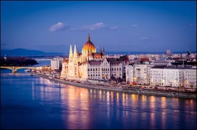Budapest est la capitale de la Roumanie :