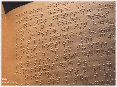 Je suis né le 4 janvier 1809 à Coupvray. Je meurs le 6 janvier 1852 à Paris. J'ai inventé le "système d'écriture tactile" pour les aveugles et malvoyants. Je suis...