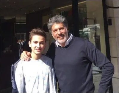 Chez quel coiffeur, Esteban s'est-il fait couper les cheveux en mars 2017 ?