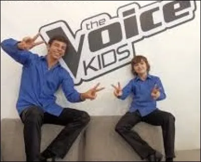 Quelle chanson interprète-t-il lors de son passage sur "The Voice Kids" ?