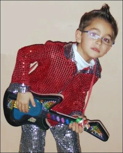 À quel âge Esteban a-t-il commencé à jouer de la guitare ?